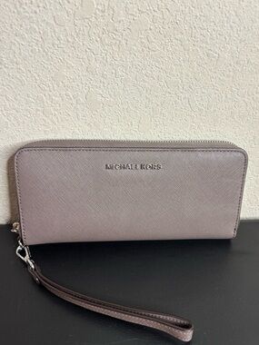 Michael Kors Jet set travel continental wallet color cinder